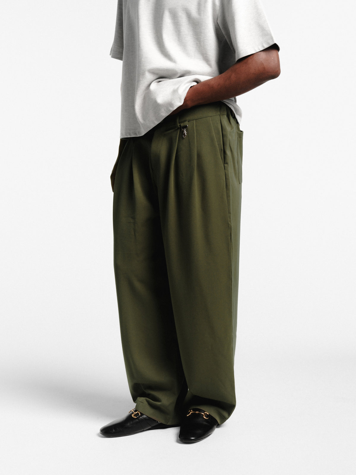 PLEATED PANT - OLIVE