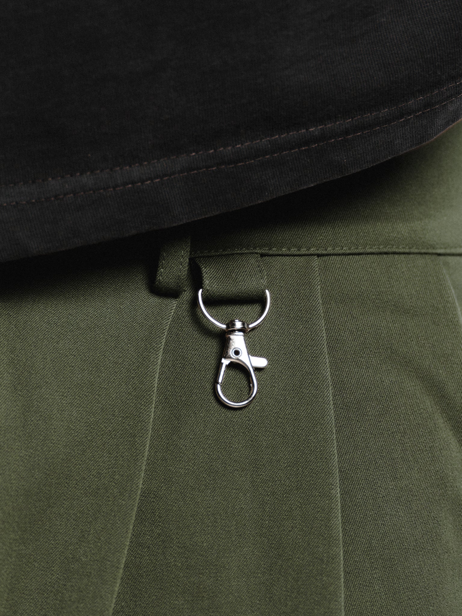 PLEATED SHORTS - OLIVE