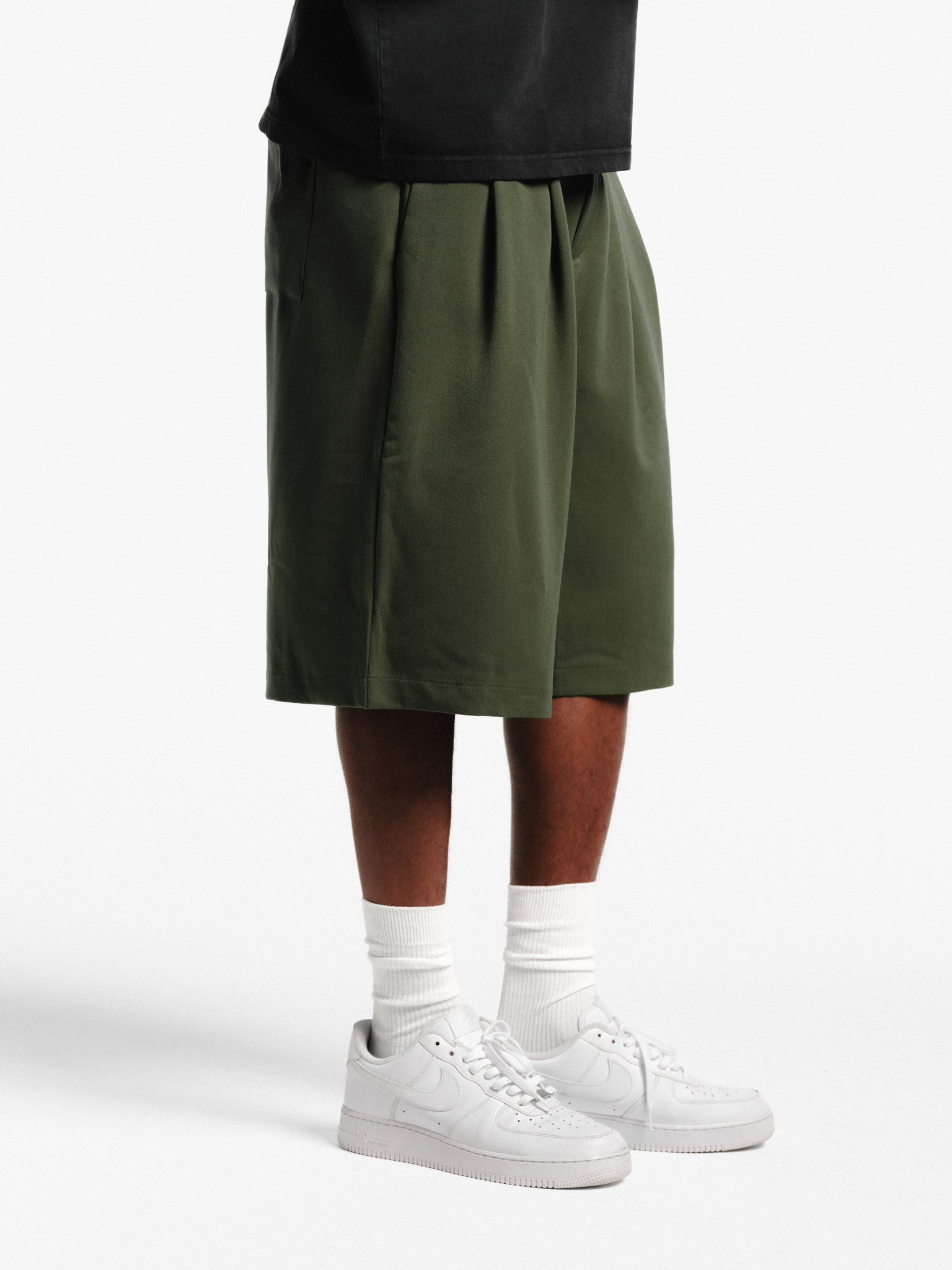 PLEATED SHORTS - OLIVE